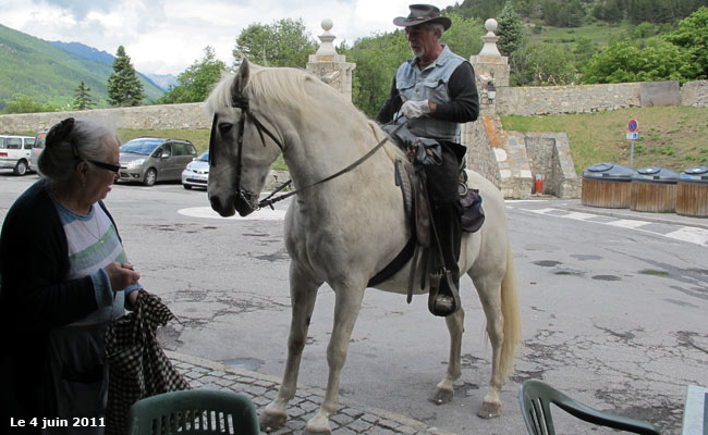 Sur la place Dauphine à Briançon.