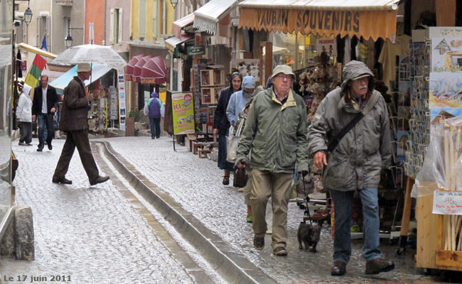 Grande rue ou Grande Gargouille : la rue commerçante de la cité Vauban à Briançon.
