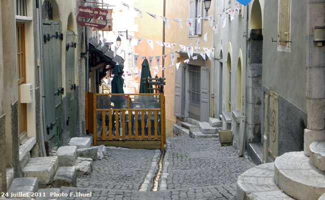 Rue Cdt Carlhan avec sa Petite Gargouille dans la cité Vauban de Briançon.