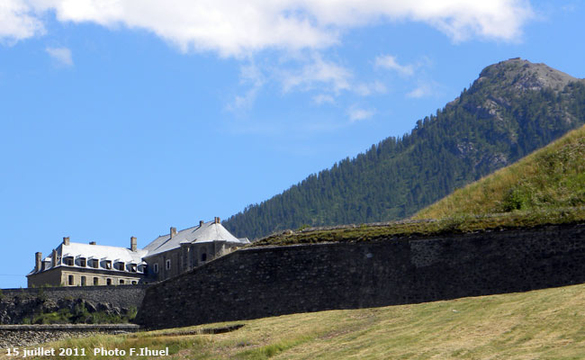 Le fort des Tëtes vu du champ de Mars à Briançon.