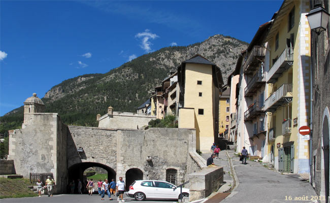 La porte d'Embrun et la rue Mercerie à Briançon.