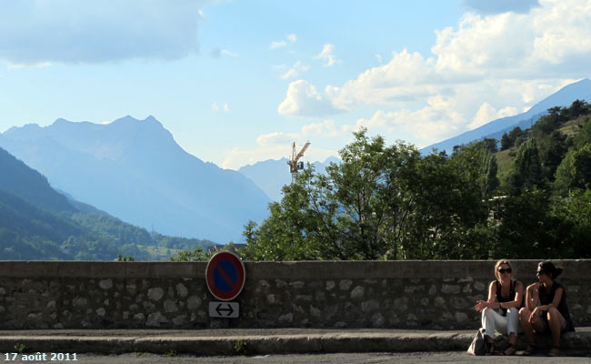 Vue sur l'avenue Vauban à Briançon.