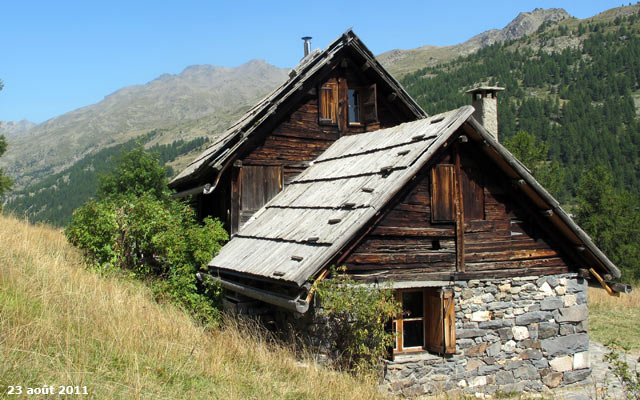 Chalets traditionnels dans la haute vallée de la Clarée.