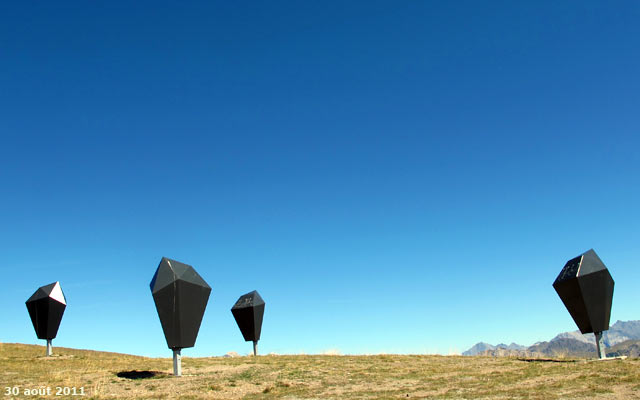 Objets vus à proximité de la gare amont de la télécabine du Prorel à Briançon.