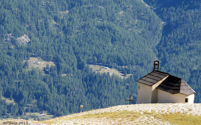 La chapelle de Notre-Dame des Neiges, surplombant les vallées de Briançon.