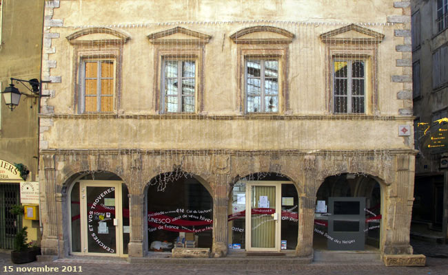 La place du Temple et la maison des Templiers qui abrite l'office du tourisme de Briançon.