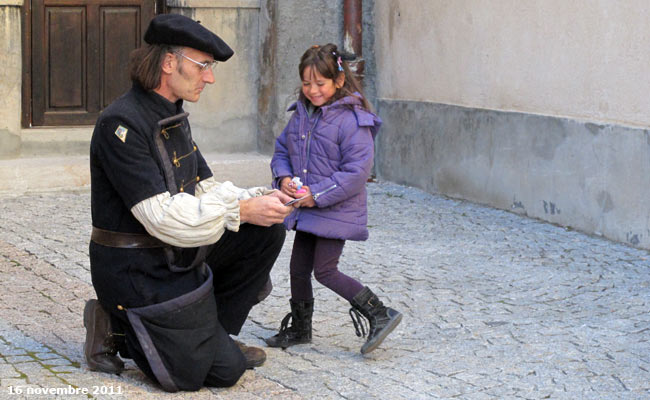 Le Crieur public dans la cité Vauban de Briançon.