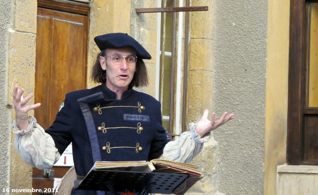 Le Crieur public dans la cité Vauban de Briançon.