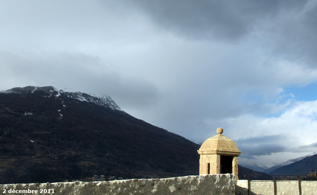 Le Prorel (2572m) au dessus de la Cité Vauban à Briançon.