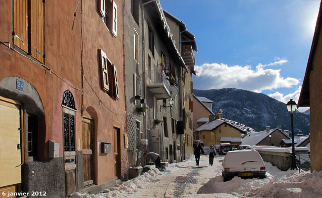 Rue de Castre dans la Cité Vauban de Briançon.