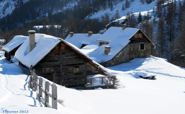 Chalets d'alpage dans la haute vallée de la Clarée.