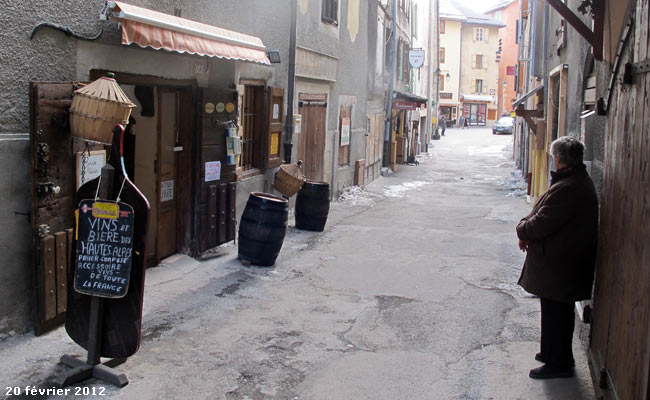 La rue du Temple dans la Cité Vauban à Briançon.