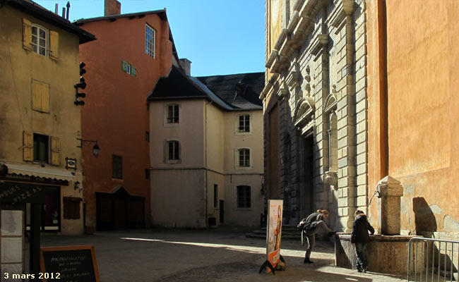 La place du Temple à Briançon.