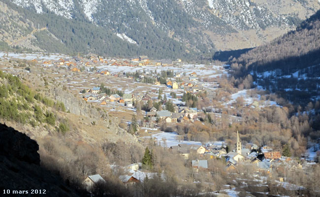Le village de Névache dans la vallée de la Clarée.