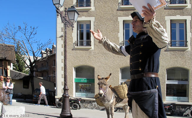 Le CRieur public et son âne Place Centrales à Briançon.