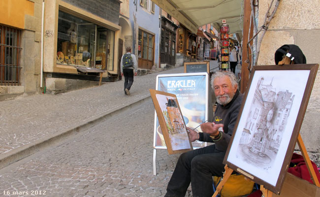 Un artiste peintre dans la Cité Vauban à Briançon.