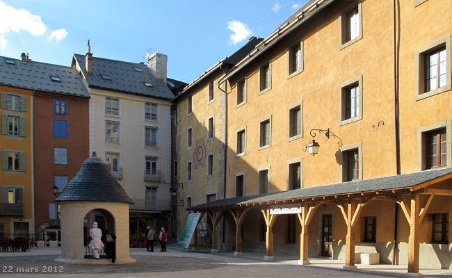 La place d'Armes au coeur de la cité Vauban de Briançon.