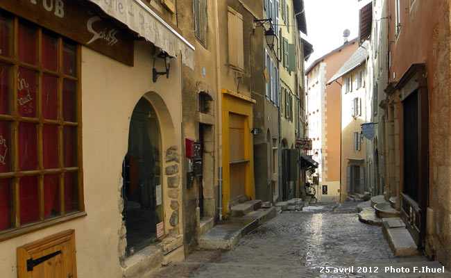 Rue Cdt Carlhan dans la cité Vauban de Briançon.
