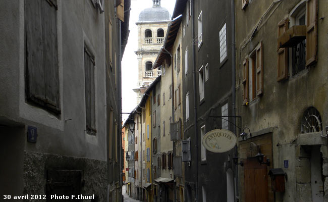 La rue du Temple dans la Cité Vauban à Briançon.