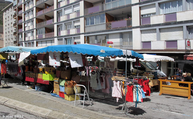 le marché place de l'Europe à Briançon.