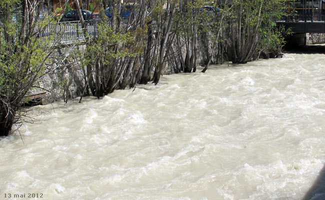Le printemps de la Durance à Briançon.