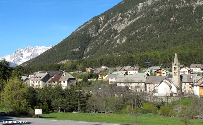 Le village de la Vachette à l'entrée de la vallée de la Clarée.