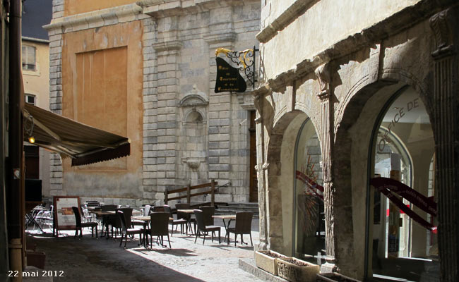 La place du Temple et la maison des Templiers qui abrite l'office du tourisme de Briançon.