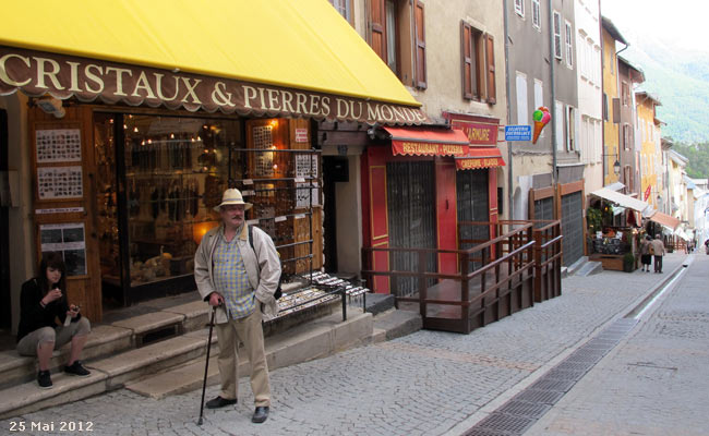 Grande rue ou Grande Gargouille : la rue commerçante de la Cité Vauban à Briançon.