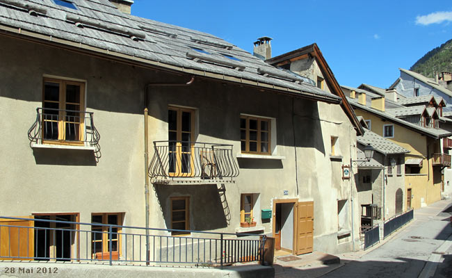 Rue Haute de Castres dans la cité Vauban à Briançon.