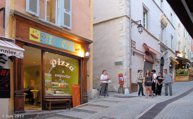 Grande rue ou Grande Gargouille : la rue commerçante de la Cité Vauban à Briançon.