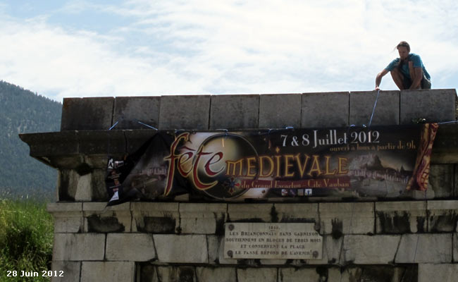 Préparatif de la fête médiévale sur la Porte de Pignerol à l'entrée de la cité Vauban à Briançon.