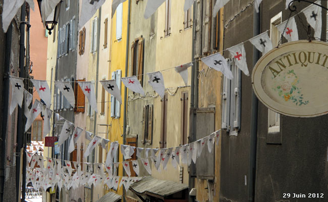 La rue du Temple dans la Cité Vauban à Briançon.