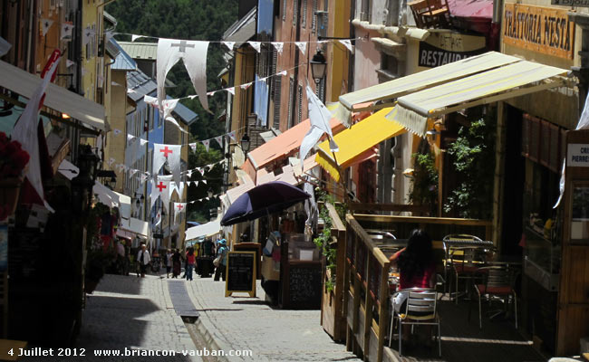 Grande rue ou Grande Gargouille : la rue commerçante de la Cité Vauban à Briançon.