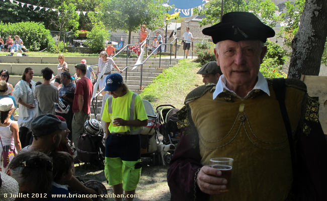 Gérard Fromm, le maire de Briançon dans le jardin Chanoine Motte.