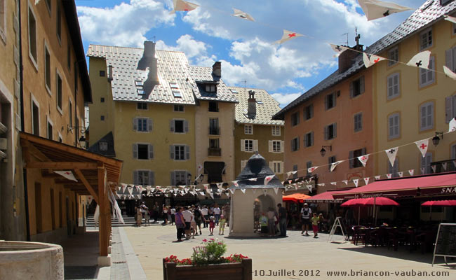 La place d'Armes située au coeur de la cité Vauban à Briançon.