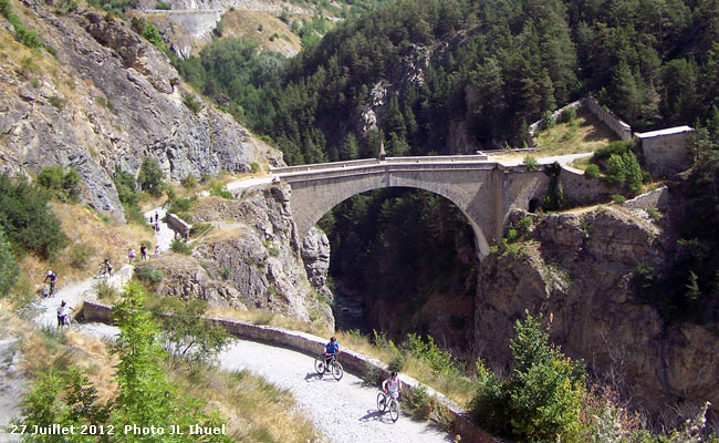 Le pont d'Asfeld relie Briançon aux forts des Têtes et du Randouillet.