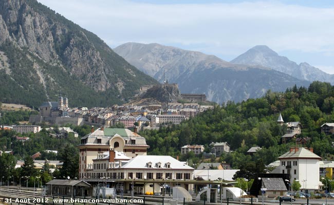 La gare et la Cité Vauban à Briançon.