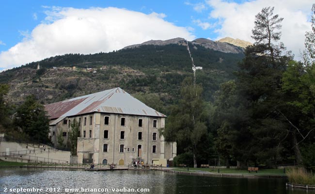 Le Prorel (2572m) au dessus de l'ancienne usine de la Schappe à Briançon. 