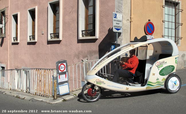 Tricycle à assistance électrique place du Médecin Général Blanchard à Briançon.