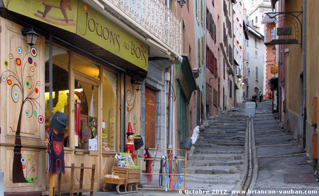 Rue Mercerie dans la Cité Vauban à Briançon.