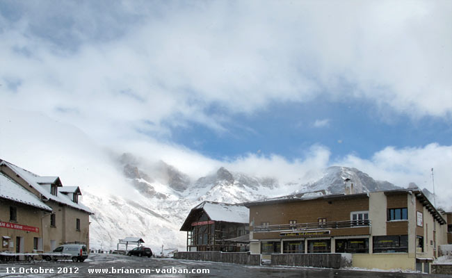 Le col du Lautaret, à une altitude de 2 058 m, est le point de passage entre l'Oisans et le Briançonnais.