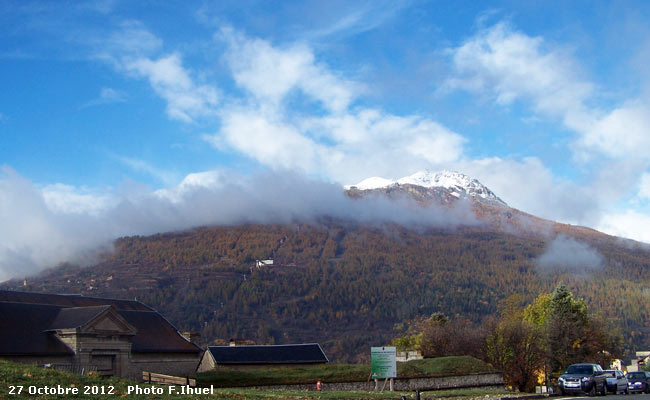 Le Prorel (2572m) au dessus de la Cité Vauban à Briançon.