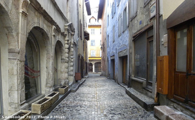 Rue du Doc. Vagnat dans la Cité Vauban de Briançon.