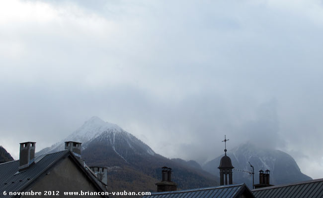 Le pic du Mélézin (2680m) au dessus de Briançon.