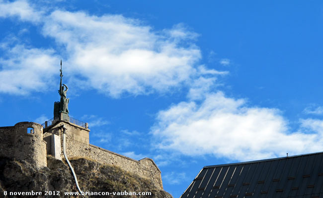 La Statue de la "Grande France", érigée au sommet du site de l'ancien château à Briançon.