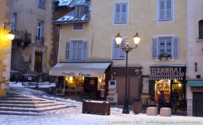 Grande rue ou Grande Gargouille : la rue commerçante de la Cité Vauban à Briançon.