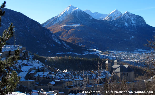 Le pic de Montbrison (2825m) au dessus de la Cité Vauban à Briançon.
