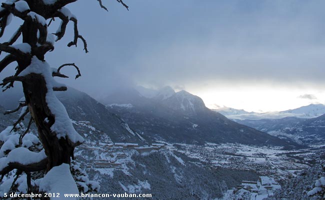 La vallée de la Durance vue du chemin des Salettes à Briançon.