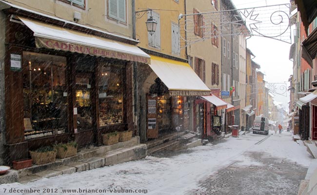 Grande rue ou Grande Gargouille : la rue commerçante de la Cité Vauban à Briançon.