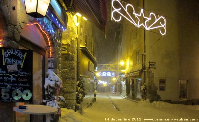 Grande rue ou Grande Gargouille : la rue commerçante de la Cité Vauban à Briançon.